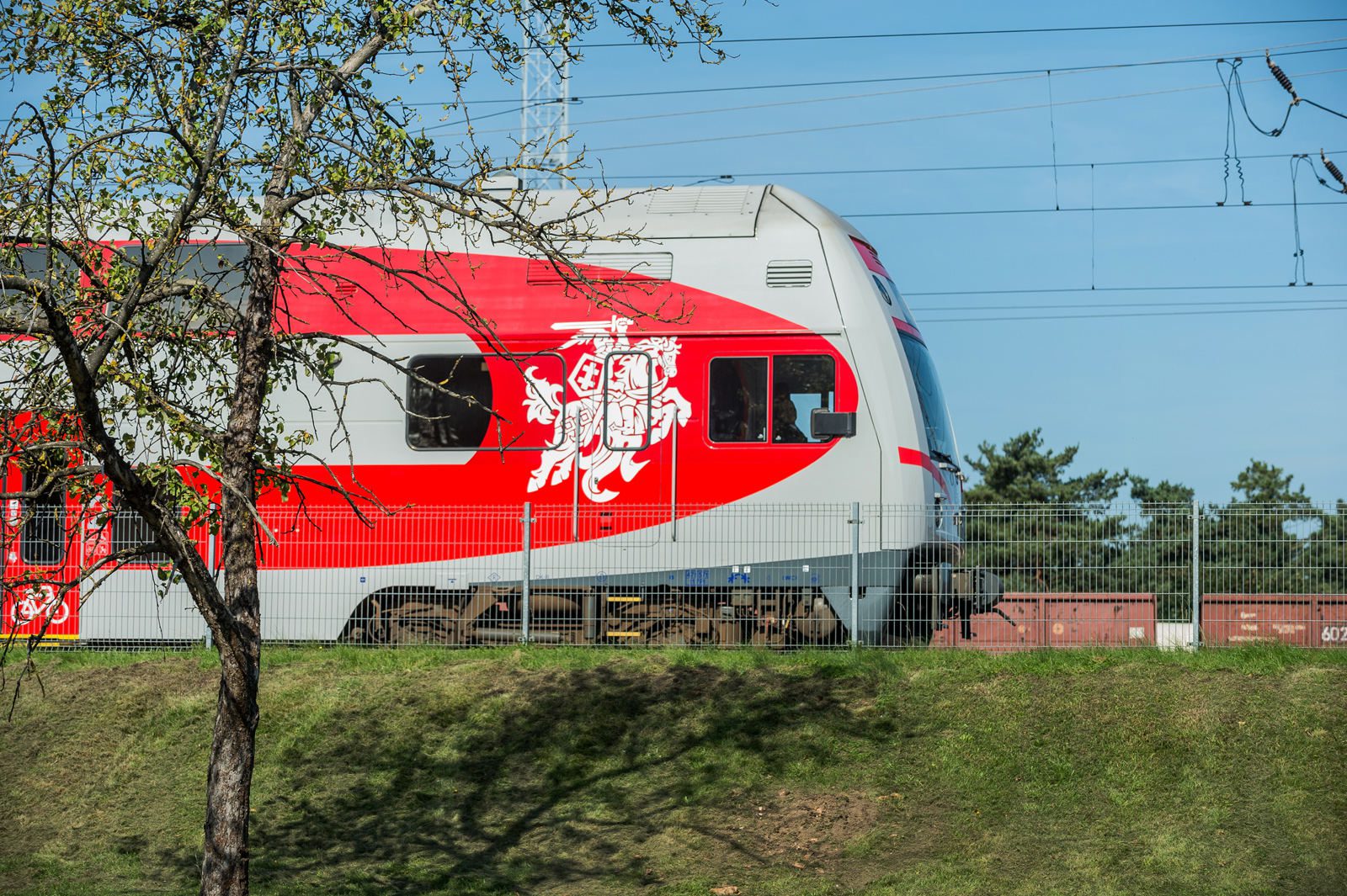 „Lietuvos geležinkelių infrastruktūra“ tausodama aplinką šiemet naudos vien žaliąją energiją