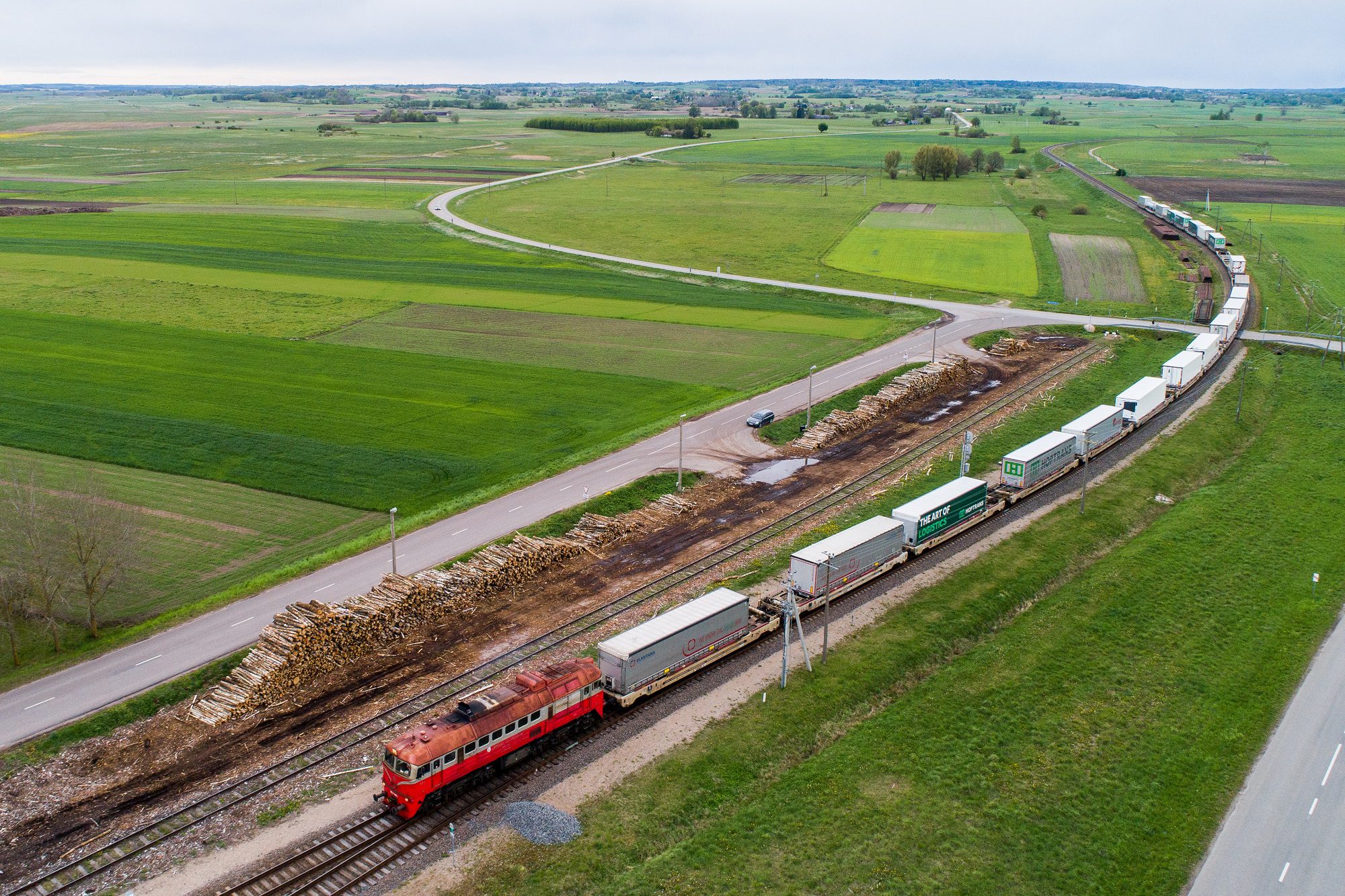 Lūžis krovinių pervežimo rinkoje: vilkikų puspriekabės pradedamos vežti geležinkeliu