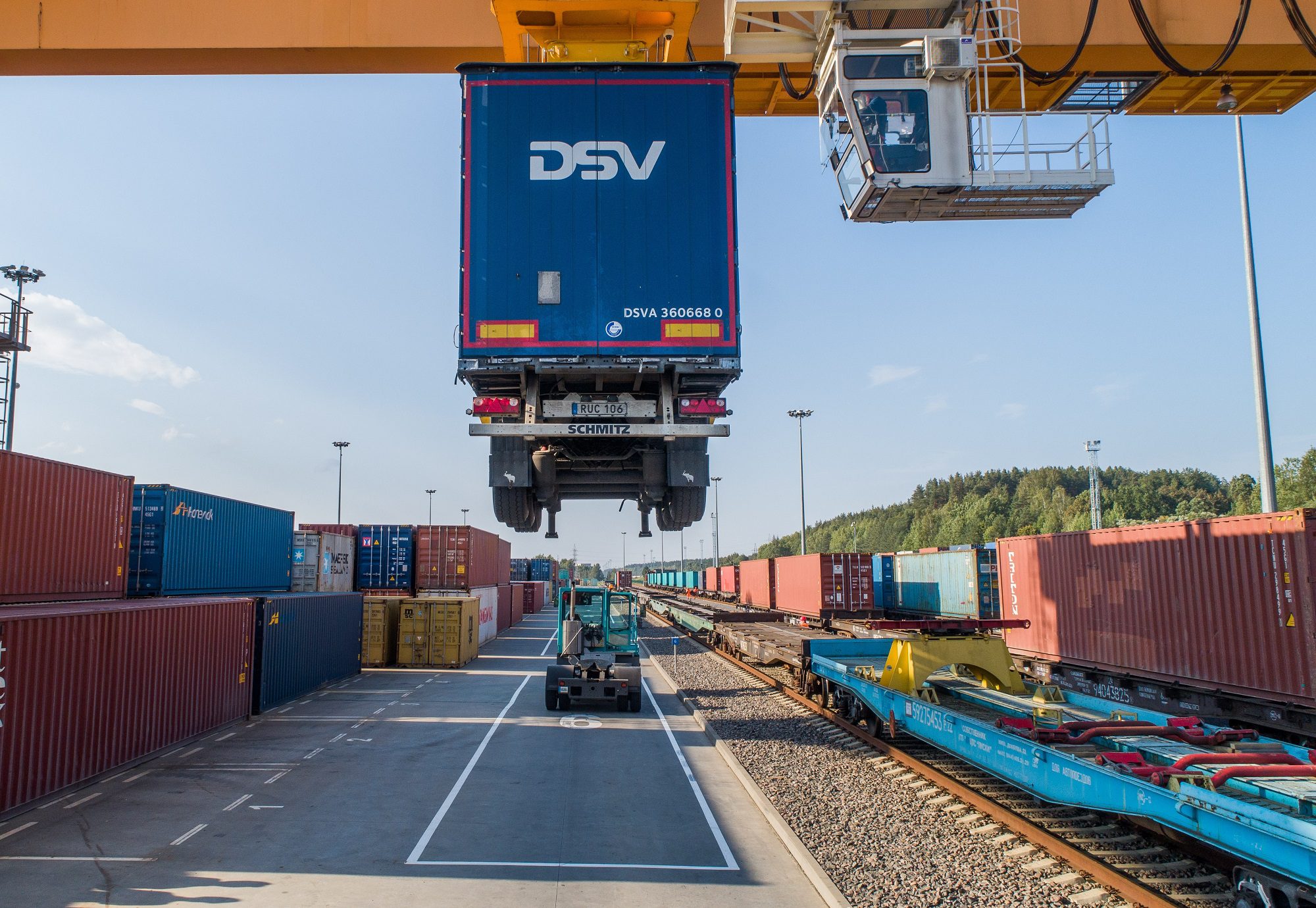 Pagrindinėje šalies automagistralėje mažės vilkikų: „LTG Cargo“ traukiniu iš Klaipėdos į Vilnių pervežė pirmąją puspriekabę