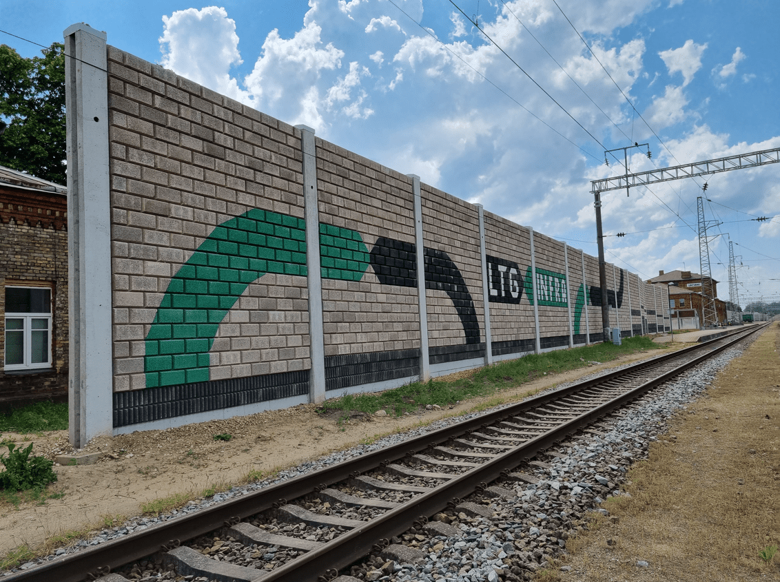„LTG Infra“ Lentvaryje už 1,4 mln. eurų įrengė triukšmo mažinimo sienutę