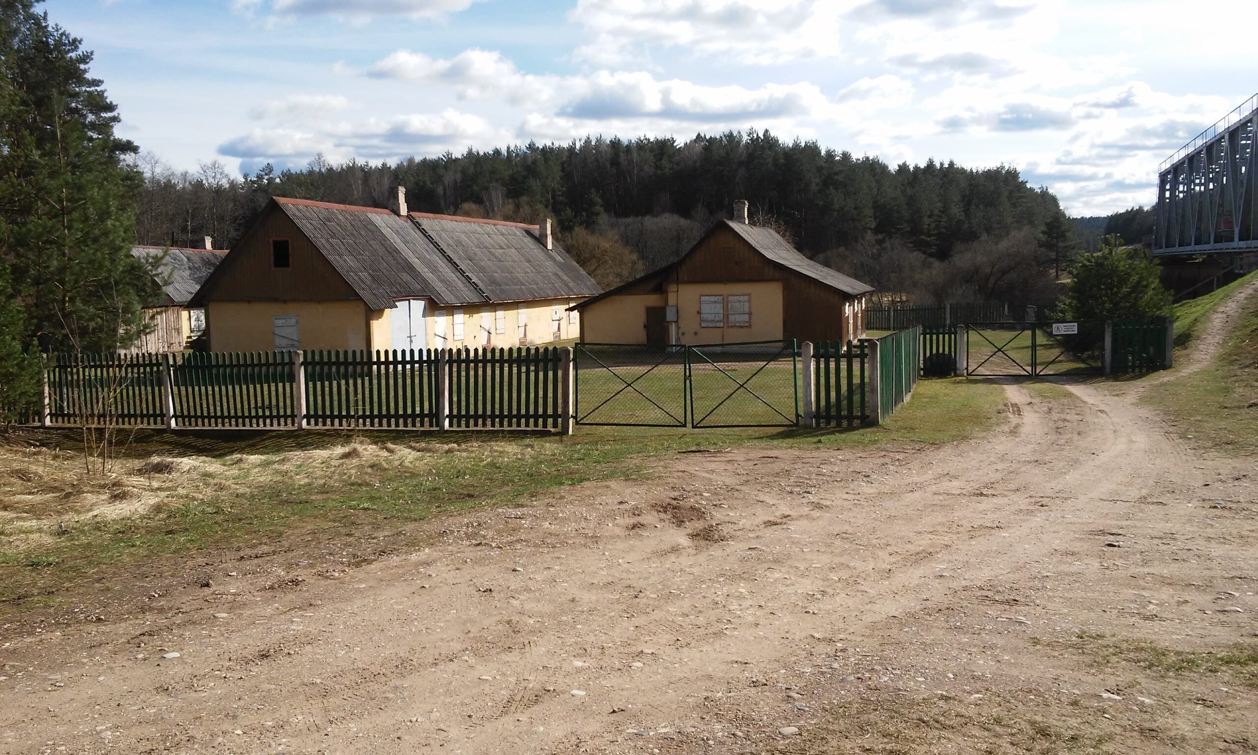AB „Lietuvos geležinkeliai” nuomoja pastatų ir statinių kompleksą, esantį Brižių k., Magūnų sen., Švenčionių r. sav.