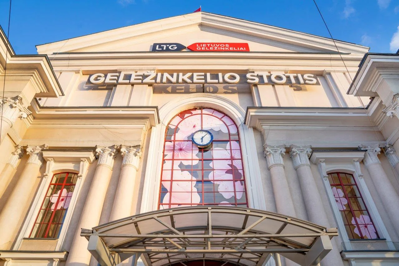 Vilniaus geležinkelio stotis lankytojus pasitinka išskirtinėmis pavasario dekoracijomis