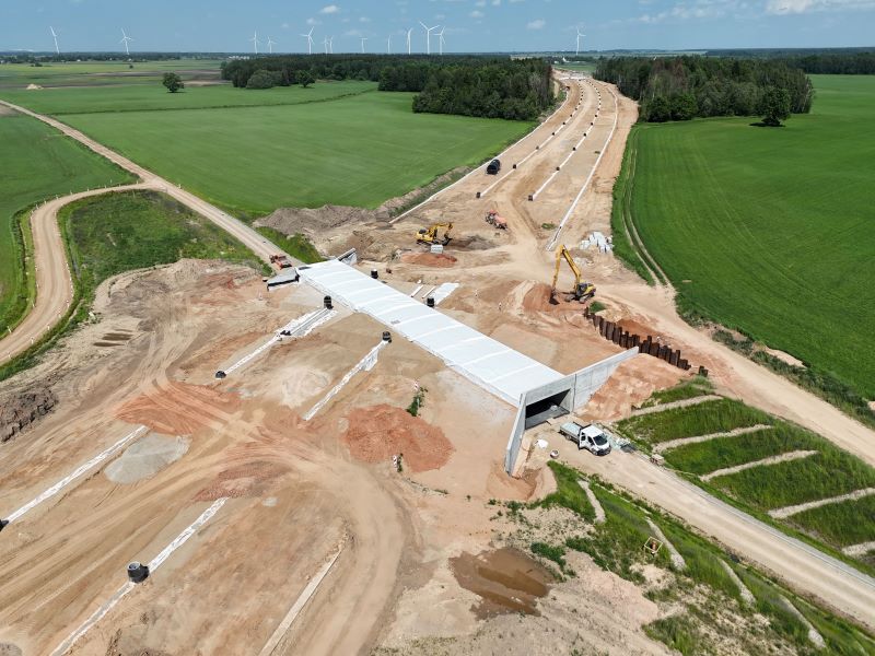 Užbaigtas betonuoti „Rail Baltica“ automobilių tunelis kelio susikirtimui su geležinkelio vėže