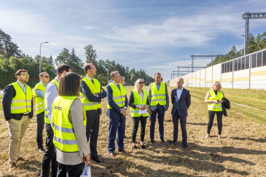 Susisiekimo ministras įvertino pirmąją pasaulyje elektrą geležinkeliams gaminančią garso slopinimo sienelę
