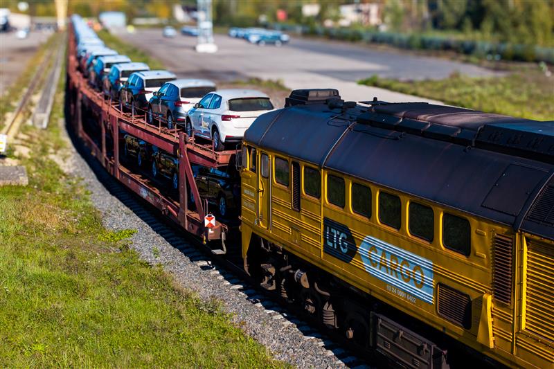 Kauną pasiekė ypatingas krovinys: europine geležinkelio vėže atgabenta 220 naujų „Škoda“ automobilių