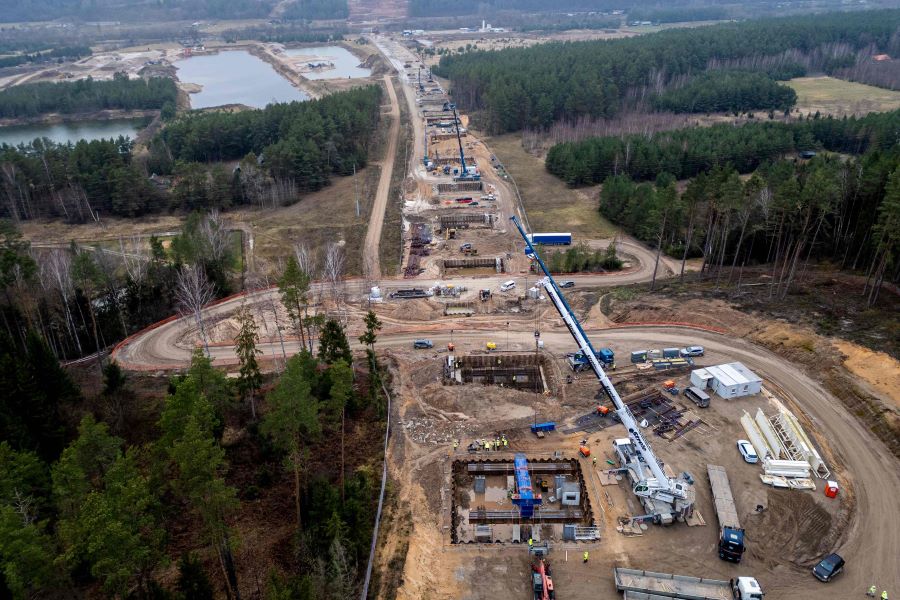 Atlikti didžiausi Lietuvoje „Rail Baltica“ Neries tilto polių bandymai