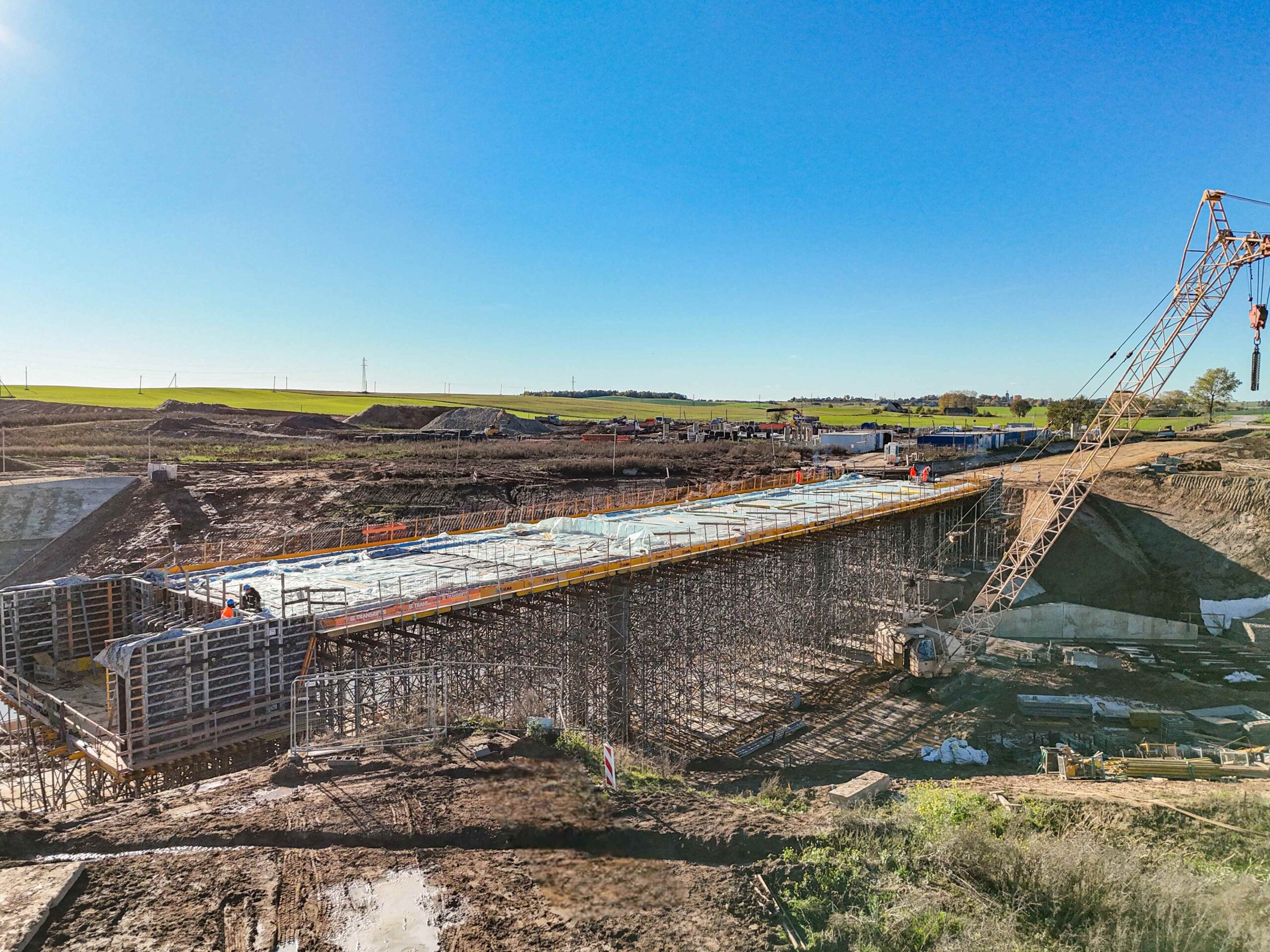 Prieš šv. Velykas atidarytas eismas nauju viaduku virš „Rail Baltica“ sankasos