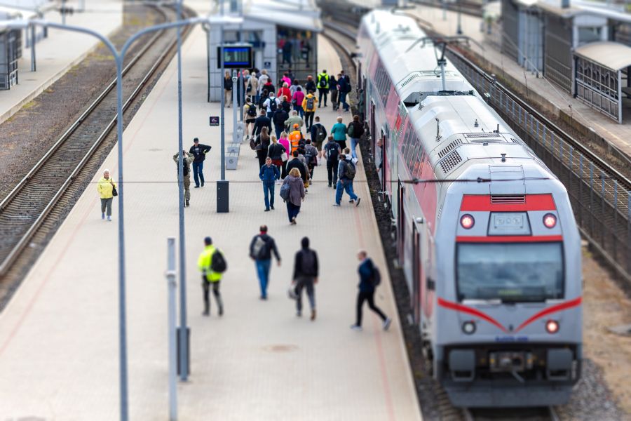 Saugūs prie bėgių: ką privalo žinoti kertantys geležinkelio kelius?