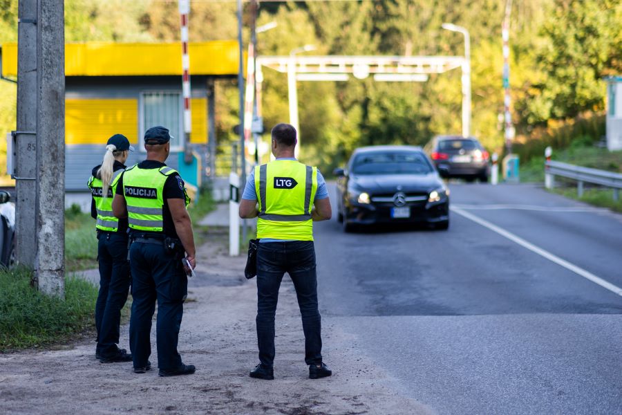Prie pavojingiausių geležinkelio pervažų budės pareigūnai: primins, kaip saugiai kirsti bėgius