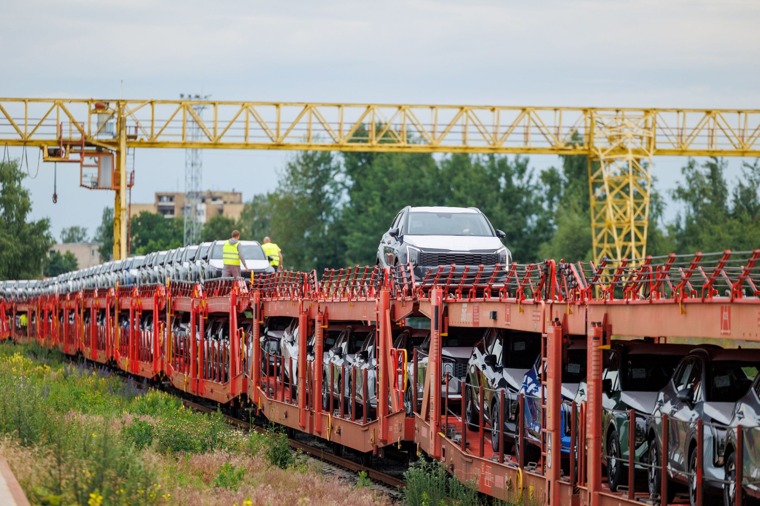 Nauji automobiliai – geležinkeliu: į Kauną atvyko naujų „KIA“ siunta