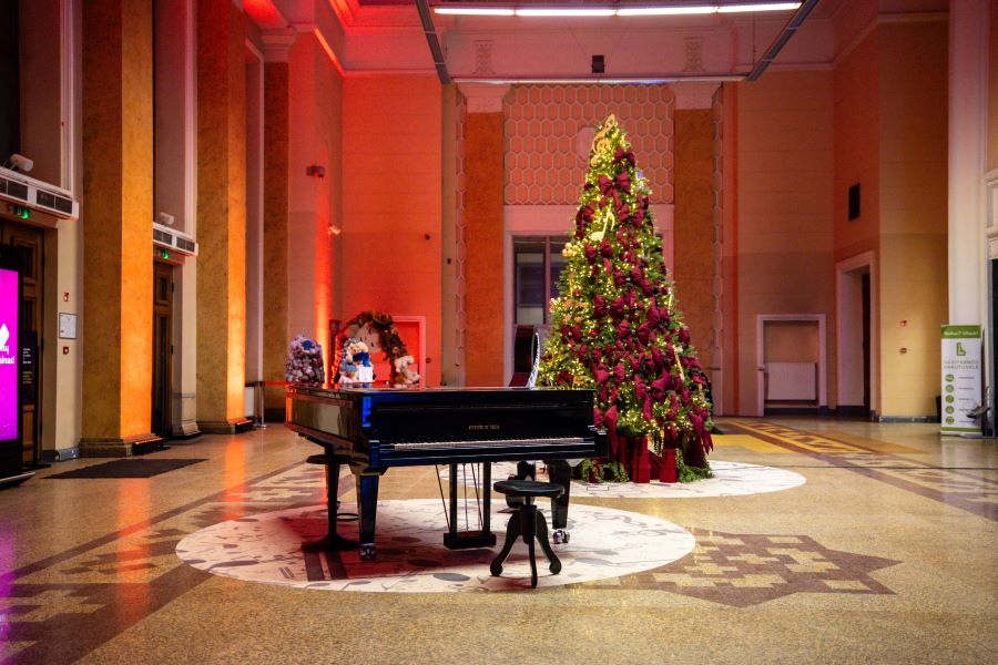 The pianos that delighted passengers throughout December will remain at Vilnius and Kaunas railway stations