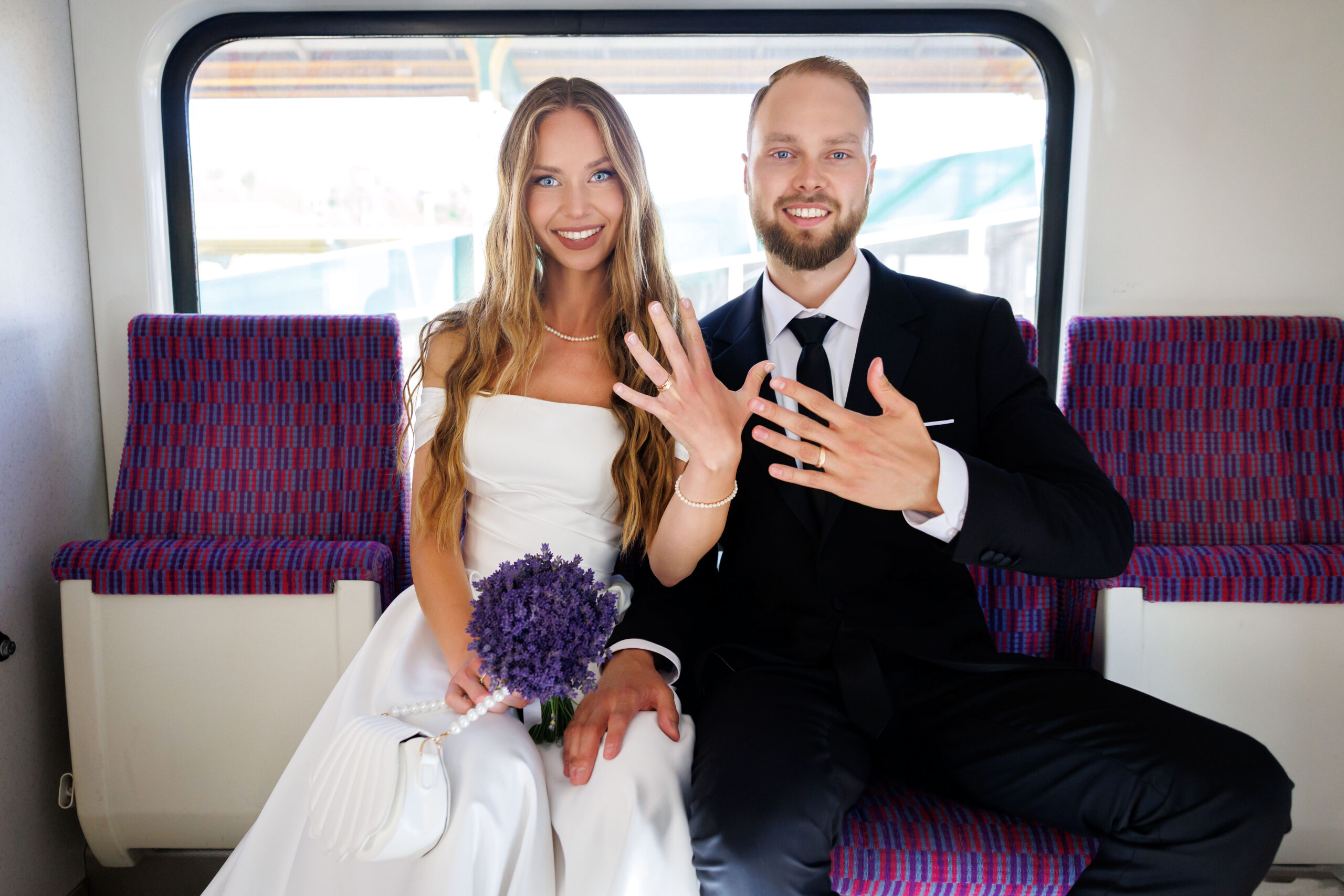 Traukinyje susipažinę Simona ir Vykintas į geležinkelio stotį sugrįžo kaip jaunavedžiai
