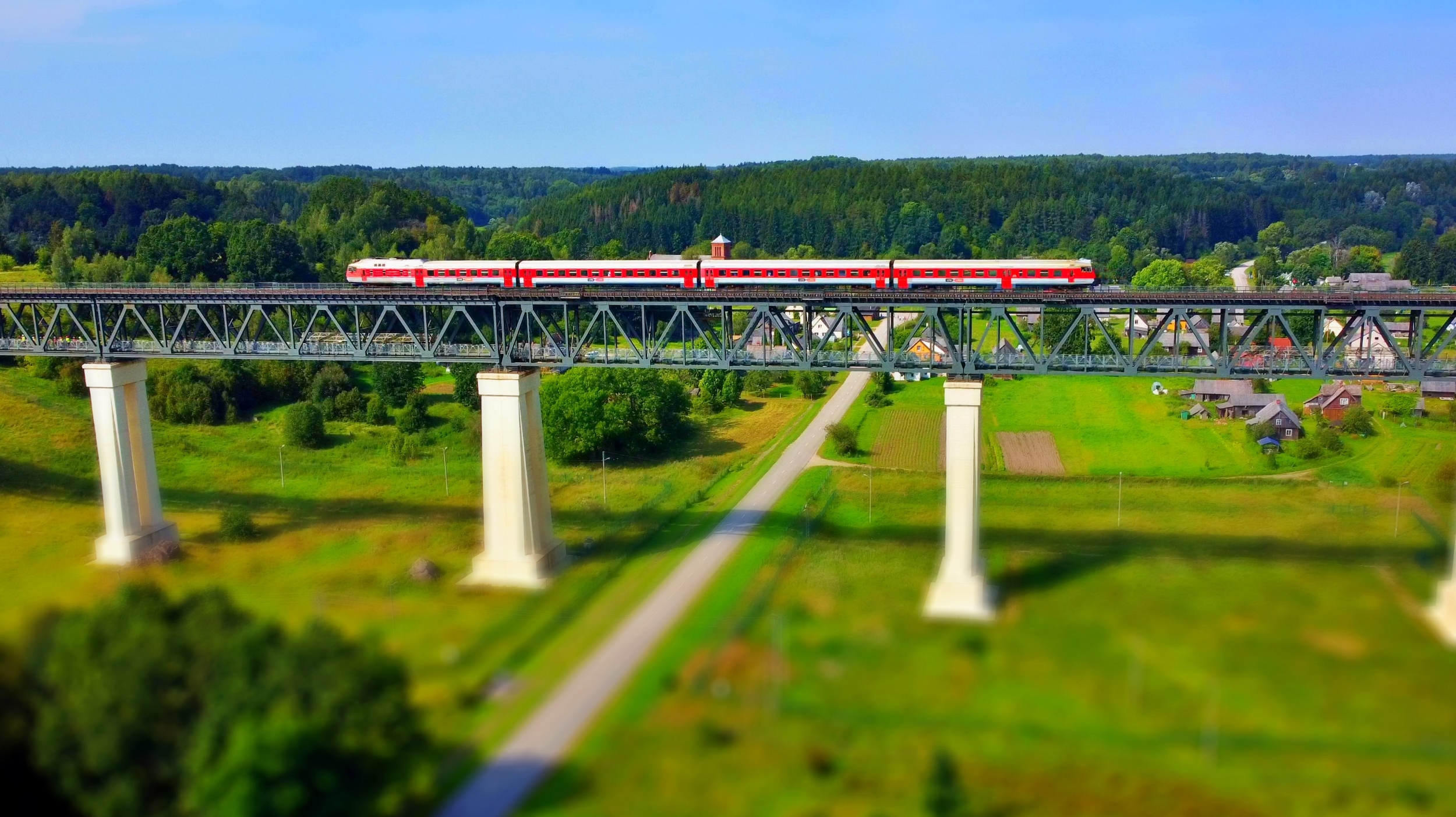 Traukiniu per Lyduvėnų tiltą – ekskursija legendiniu plieno keliu