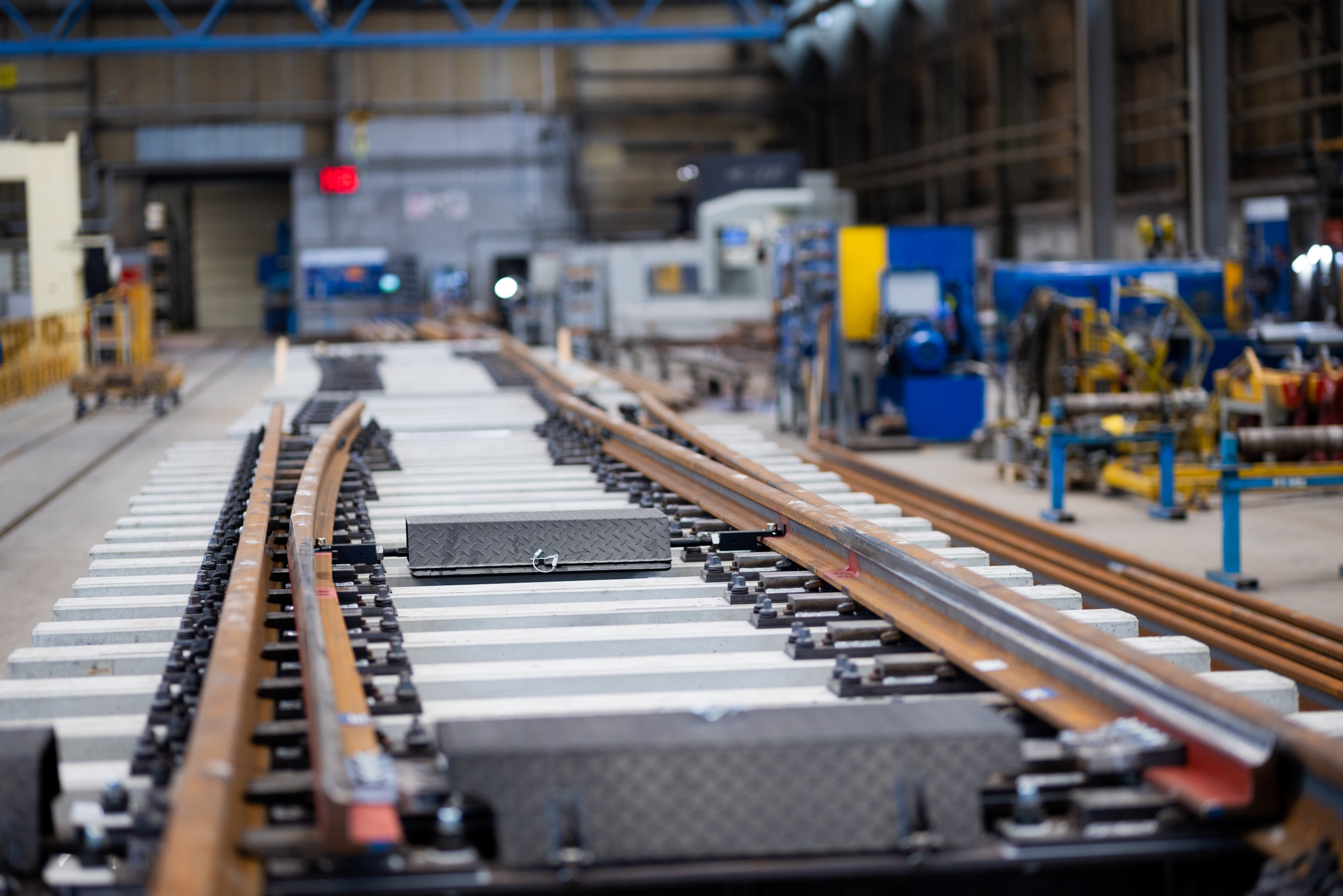 Bėgių paslaptys: ekskursija „voestalpine Railway Systems Lietuva“ gamykloje