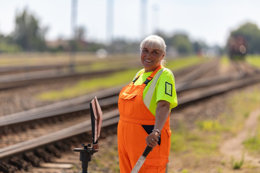 When technology falls short, human expertise steps in: an insight into one of the oldest railway professions