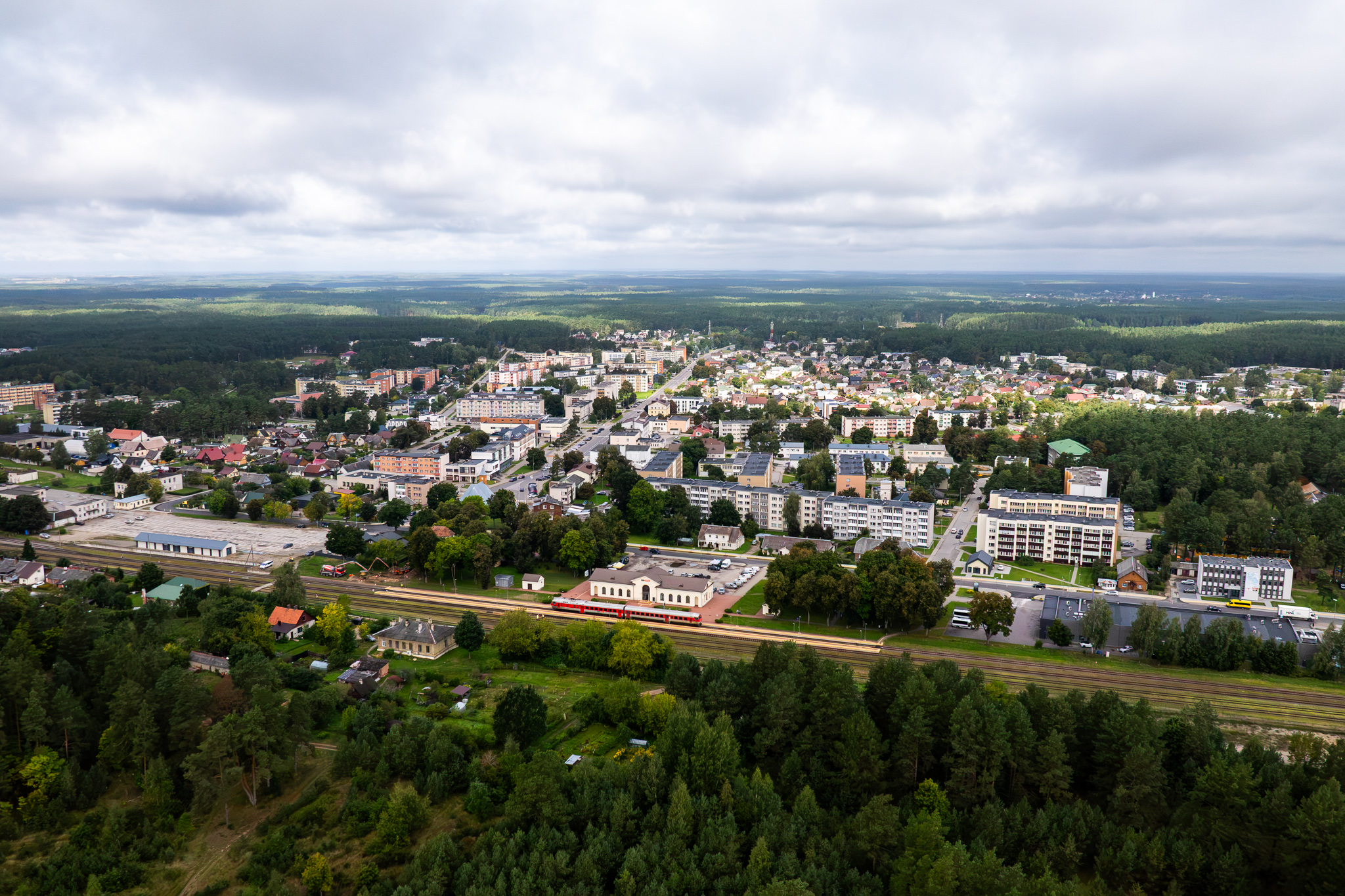 Varėnoje jau liejami pirmosios Baltijos šalyse baterinių traukinių krovimo stotelės pamatai